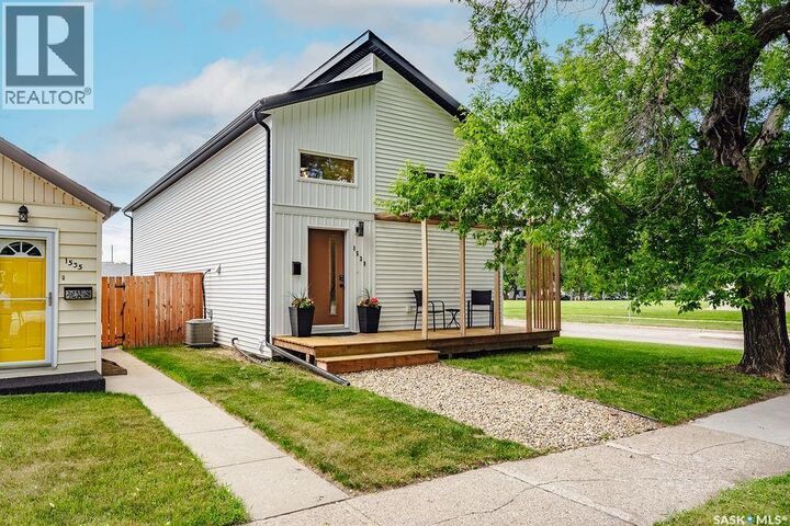 Property Photo:  1539 E Avenue N  SK S7L 1T9 