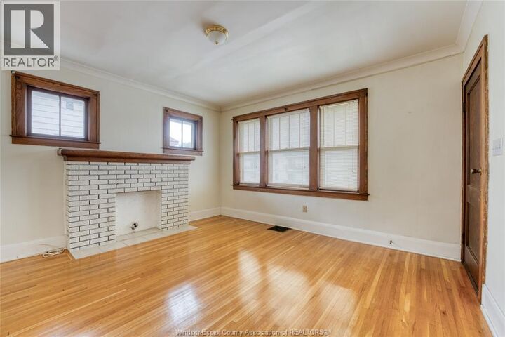 Property Photo:  135 Oak Street  ON N9A 5E5 
