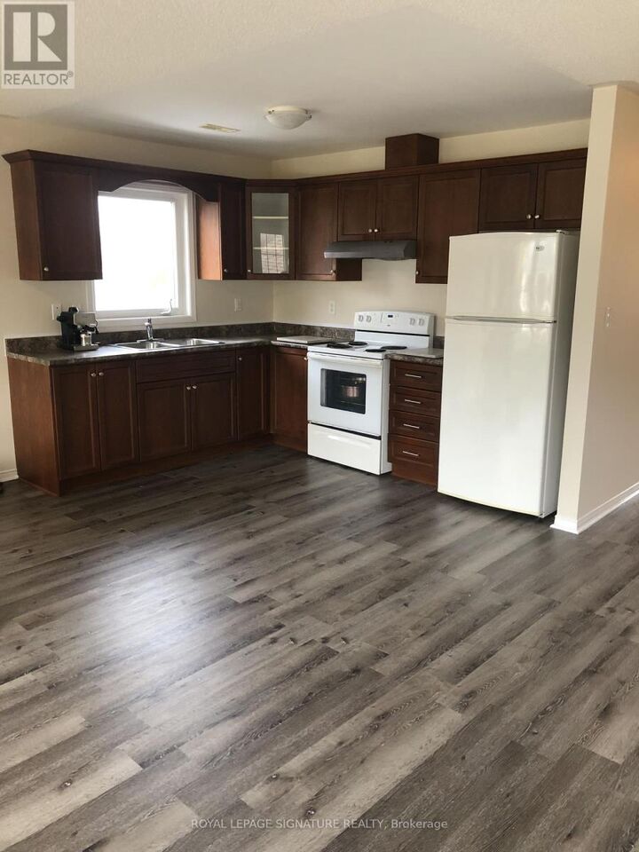 Property Photo:  27 Nassau Street 2  ON L1J 4A3 