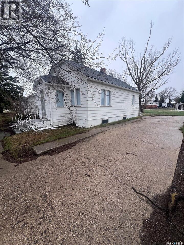 Property Photo:  213 3rd Street N  SK S0K 4P0 