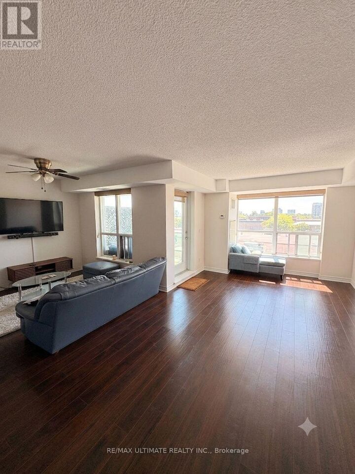 Property Photo: 60 Fairfax Crescent 425 ON M1L 0E1
