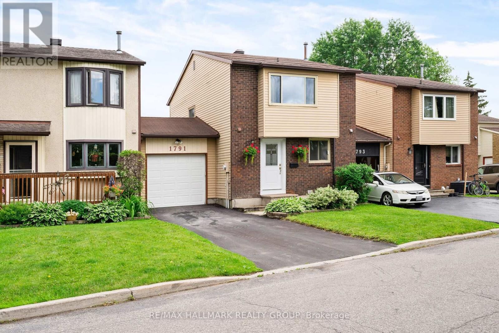 Property Photo: 1791 Lamoureux Drive ON K1E 2H3