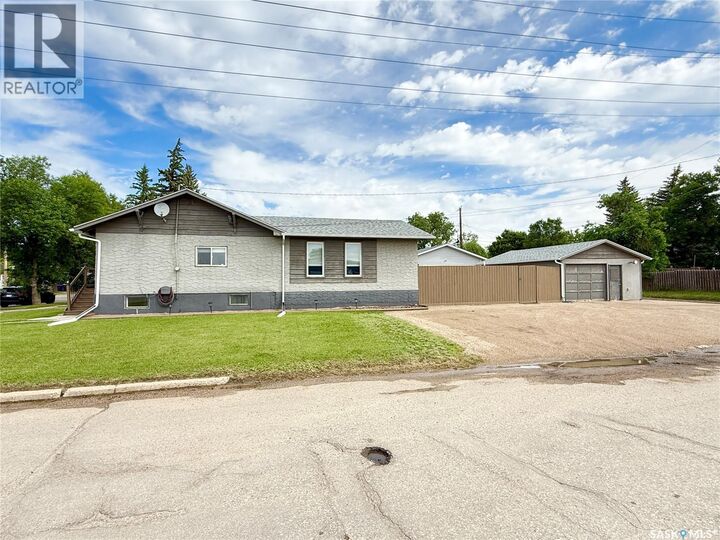 Property Photo:  4 9th Street  SK S4H 1E5 