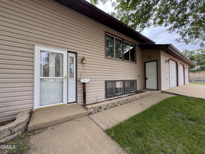 Property Photo: 1004 North Avenue ND 58638