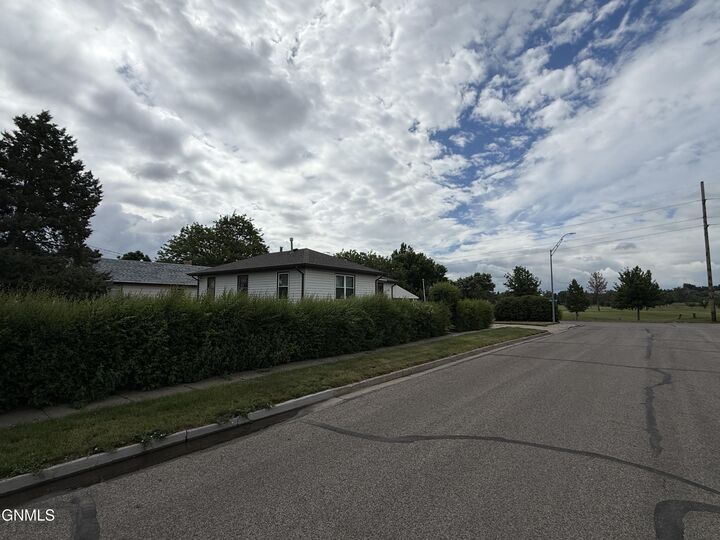 Property Photo: 302 12th Avenue SW ND 58554