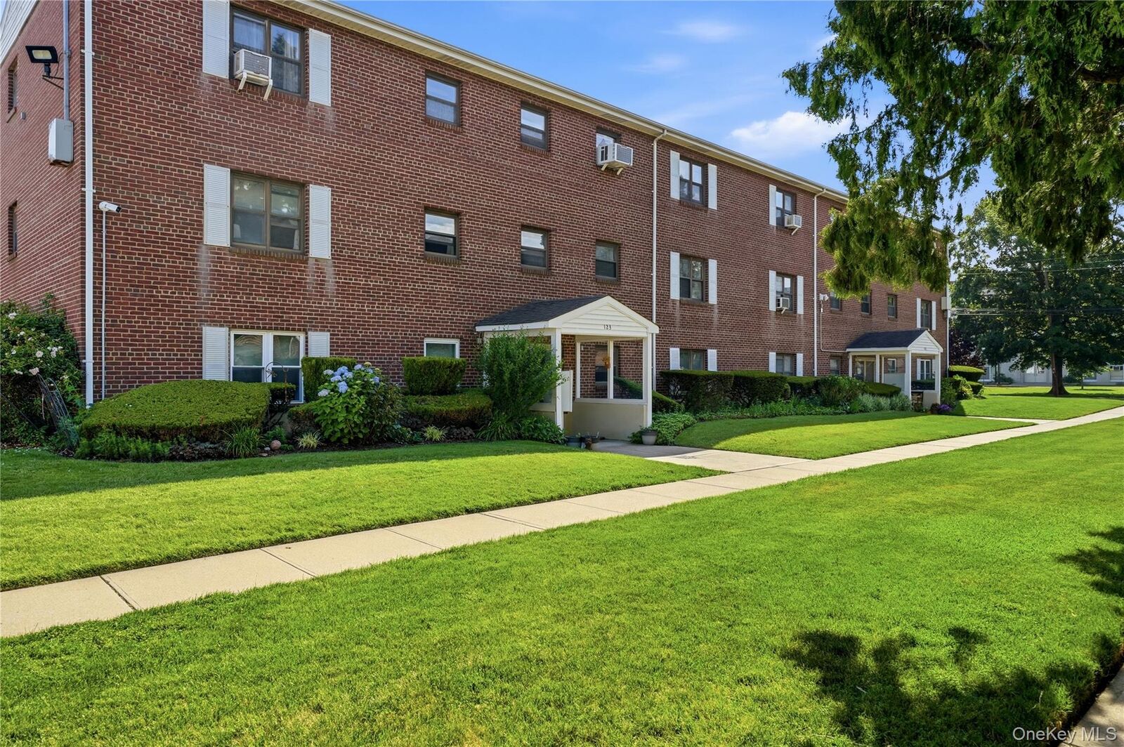 Property Photo:  123 Park Avenue B3  NY 11701 