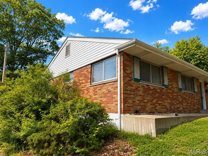 Property Photo: 1003 Chartres Avenue MO 63132