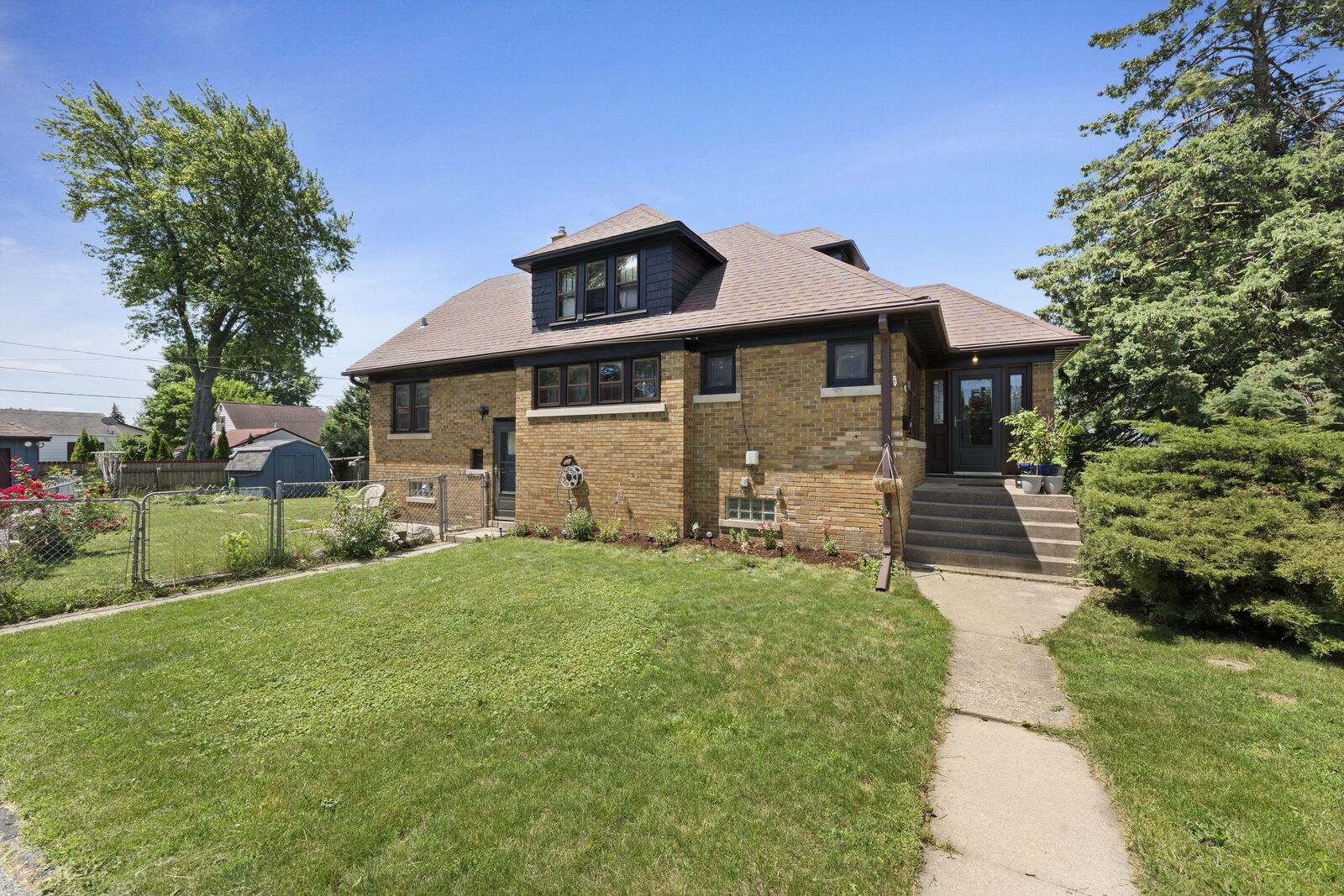 Property Photo:  2719 E Holmes Ave  WI 53110 