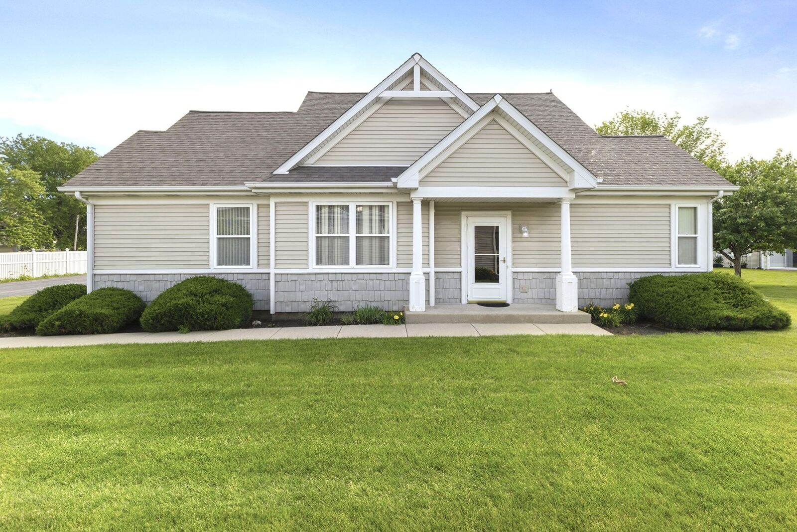 Property Photo:  2549 Lincoln Park Court 2549  IL 60403 