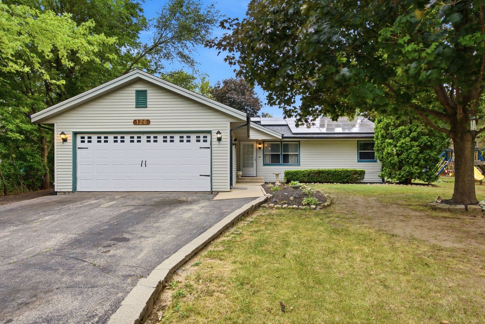 Property Photo:  126 NE Queensbury Place NE  IL 61065 