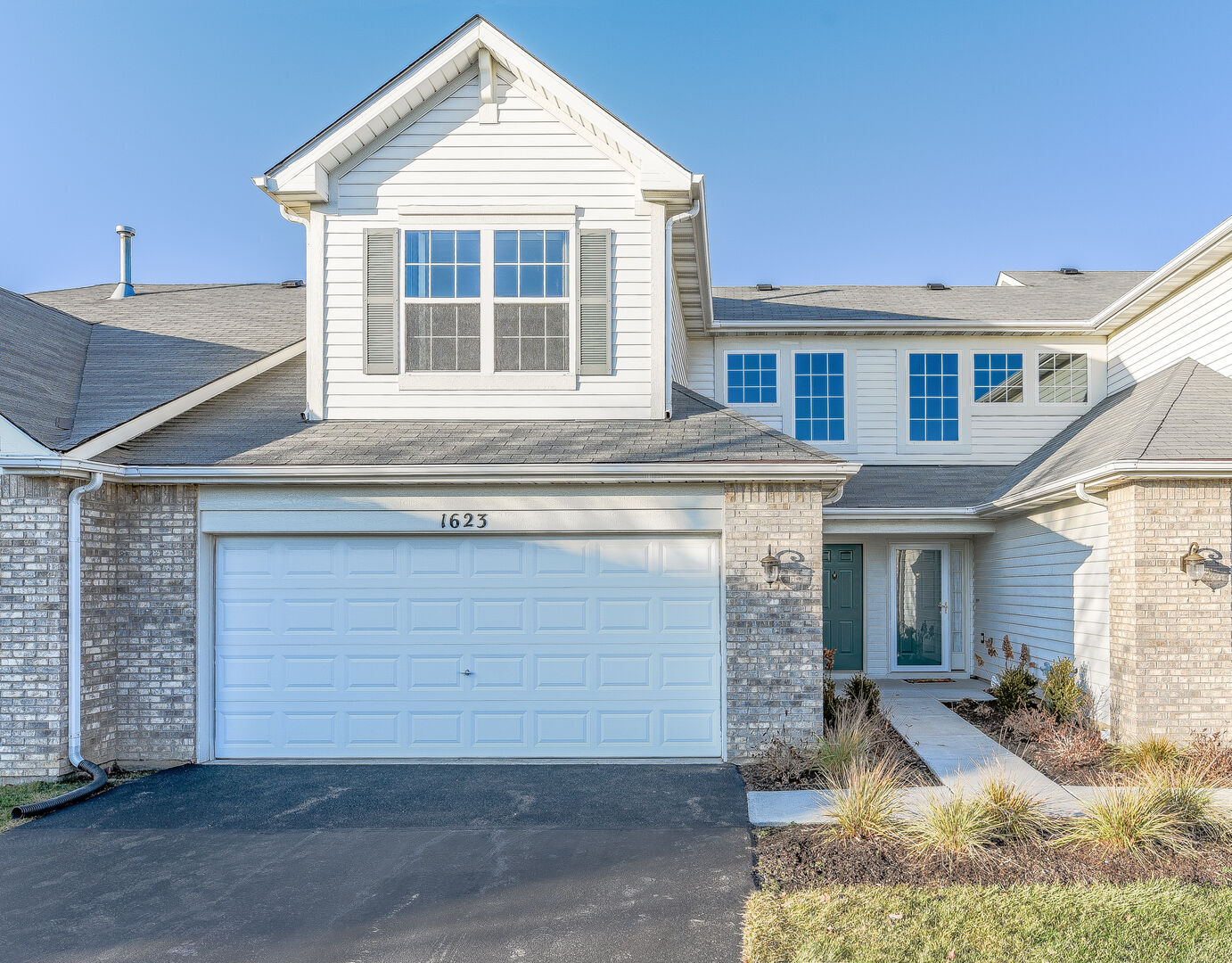 Property Photo: 1623 S Candlestick Way 1623 IL 60085