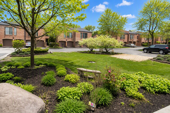 Property Photo:  2S727 Williamsburg Court  IL 60523 