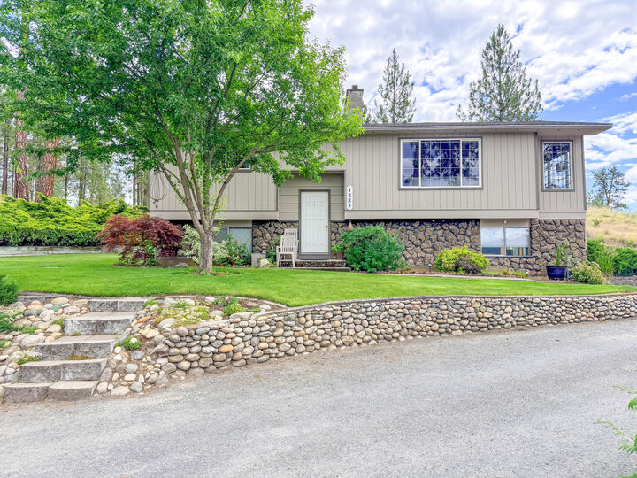 Property Photo: 1338 W Old Kettle Rd WA 99141