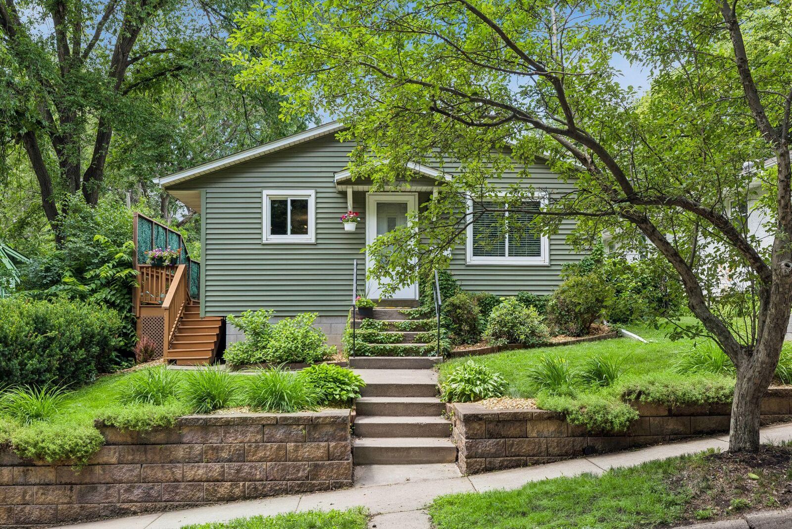 Property Photo: 285 Deubener Place MN 55105
