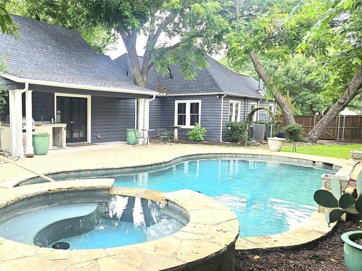 Property Photo: 306 Harbin Avenue TX 75165