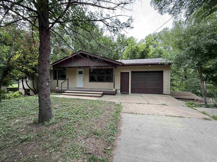 Property Photo: 3420 Broken Kettle Rd IA 51104
