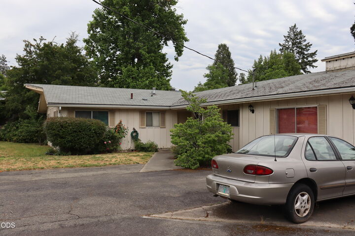 Property Photo: 711 SW Rogue River Avenue OR 97526