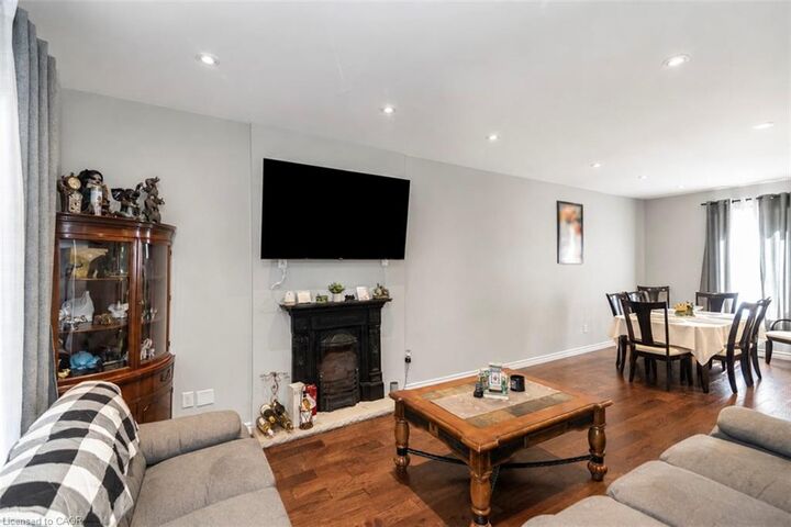 Property Photo:  38 Fairleigh Avenue N  ON L8L 6H2 