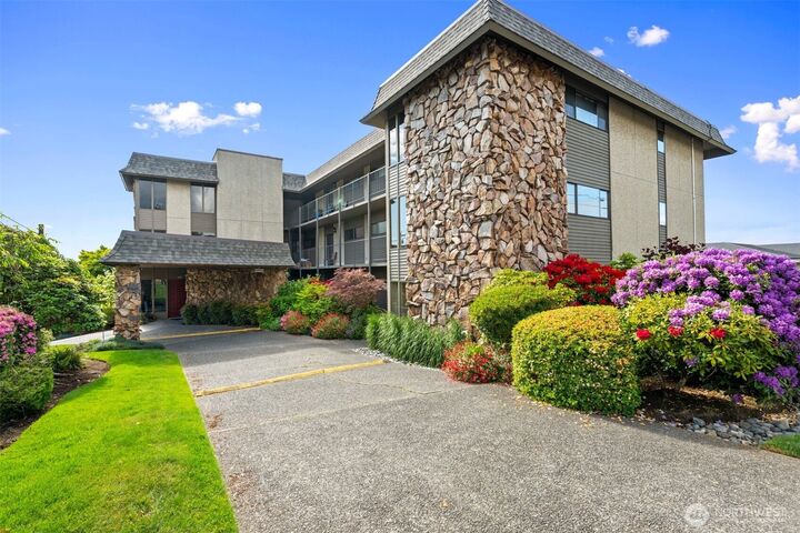 Property Photo: 655 Main Street 305 WA 98020