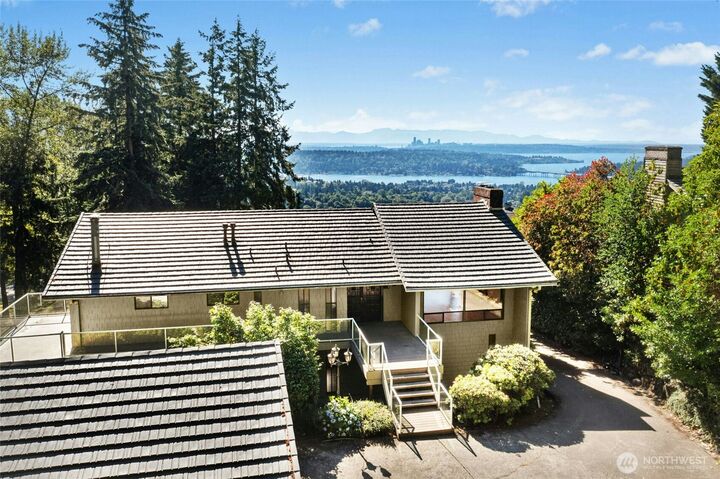 Property Photo:  4736  Somerset Avenue SE  WA 98006 