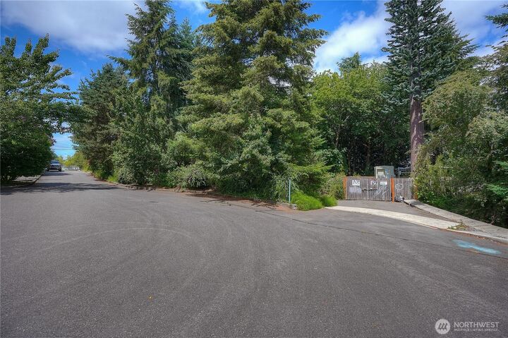 Property Photo: 710 11th Avenue SE WA 98501