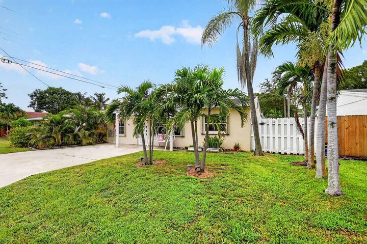 Property Photo:  512 SE 1st Street  FL 33435 