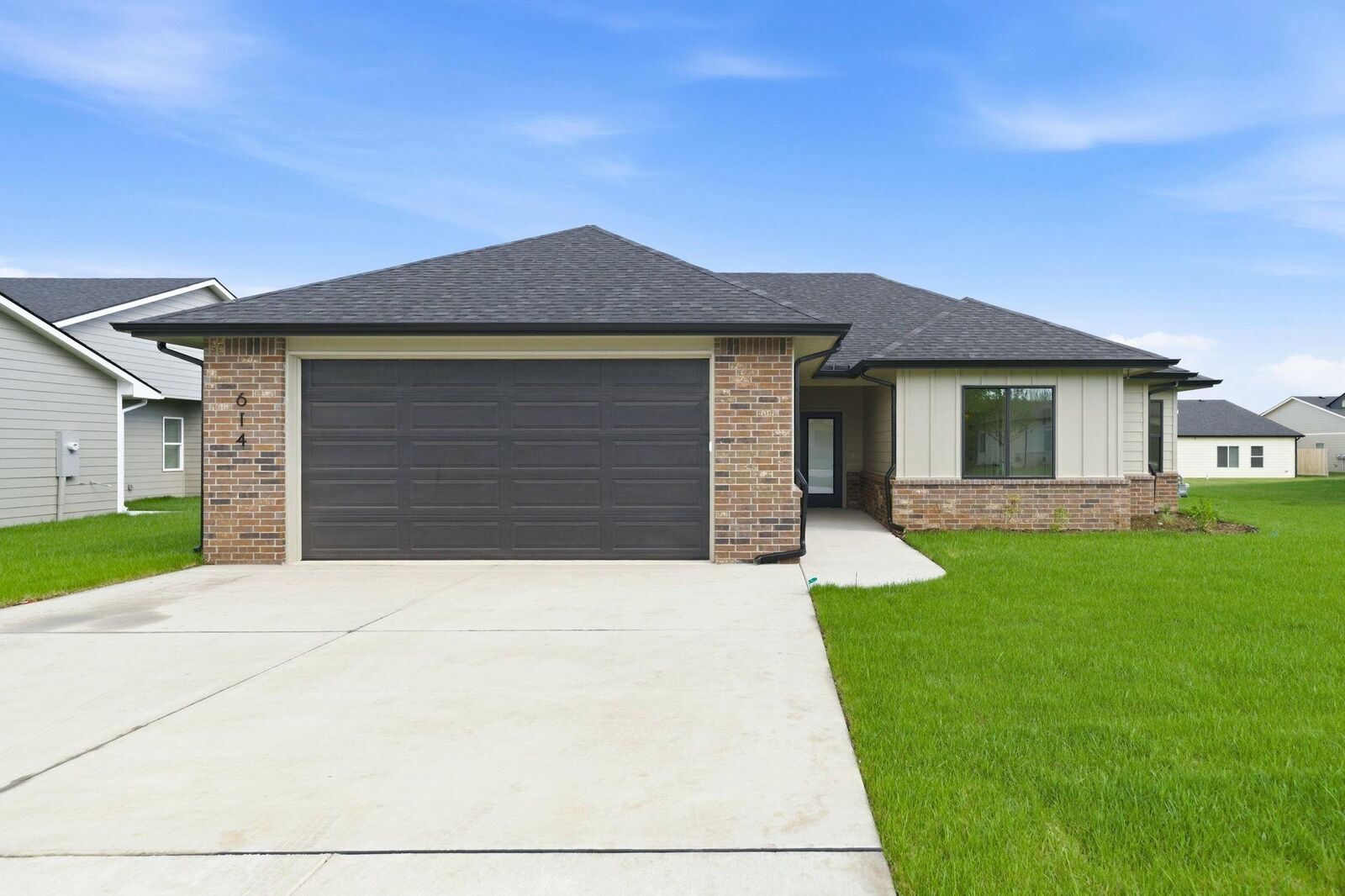 Property Photo: 614 E Elmwood St KS 67147-1124
