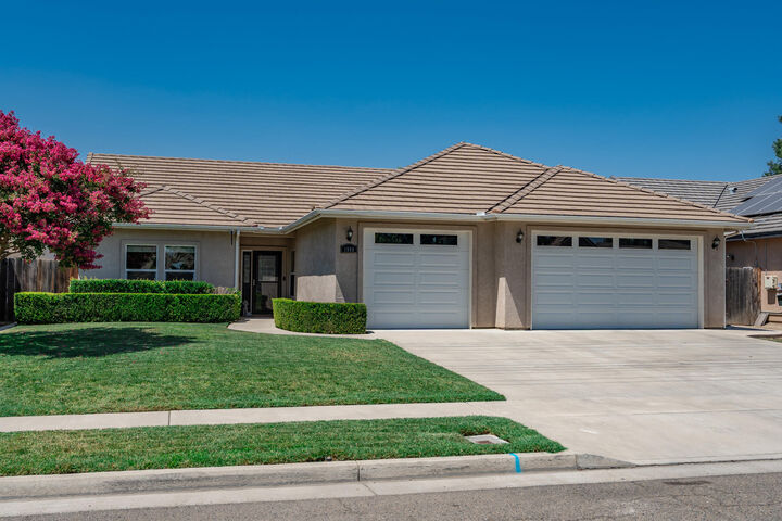 Property Photo: 1980 Academy Avenue CA 93274