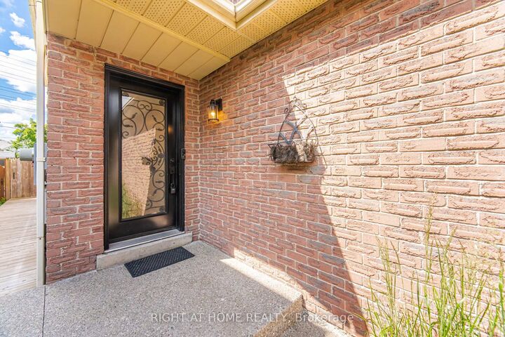Property Photo: 7013 Hickling Crescent ON L5N 5A6