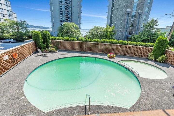 Property Photo:  2135 Argyle Avenue 402  BC V7V 1A5 