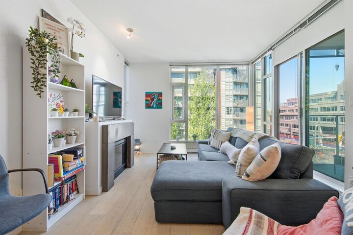 Property Photo: 2528 Maple Street 403 BC V6J 0B5