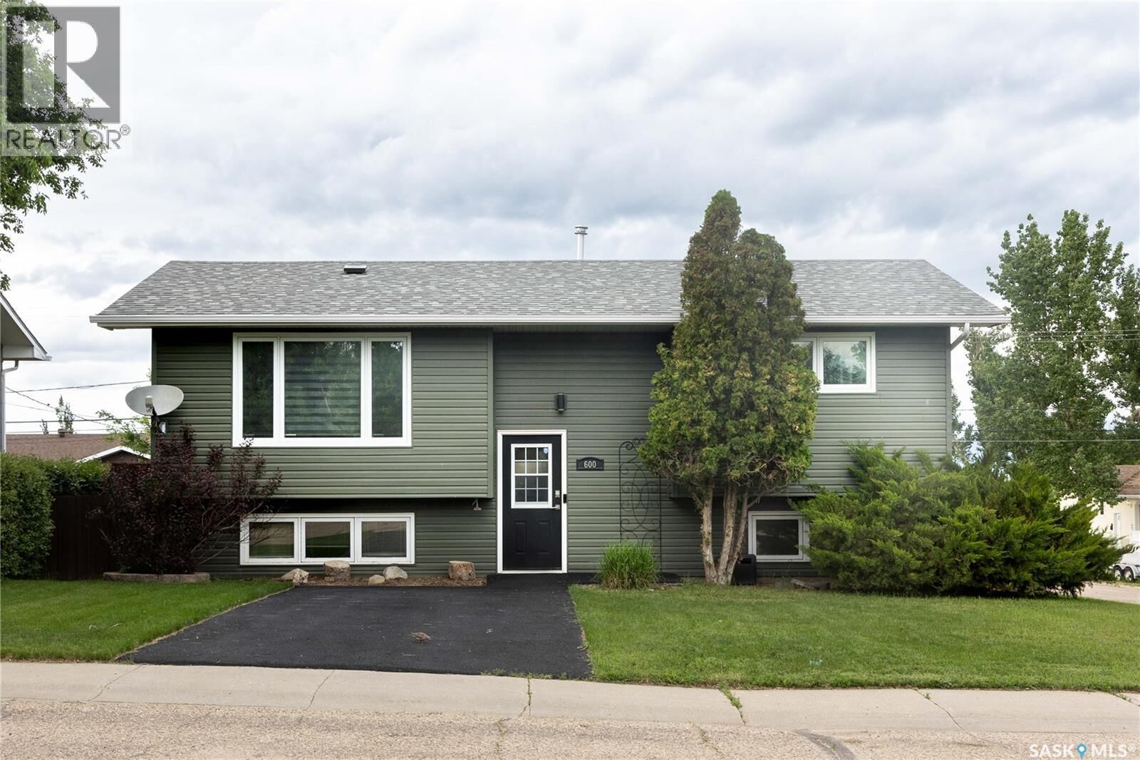 Property Photo:  600 5th Avenue W  SK S0H 0B0 
