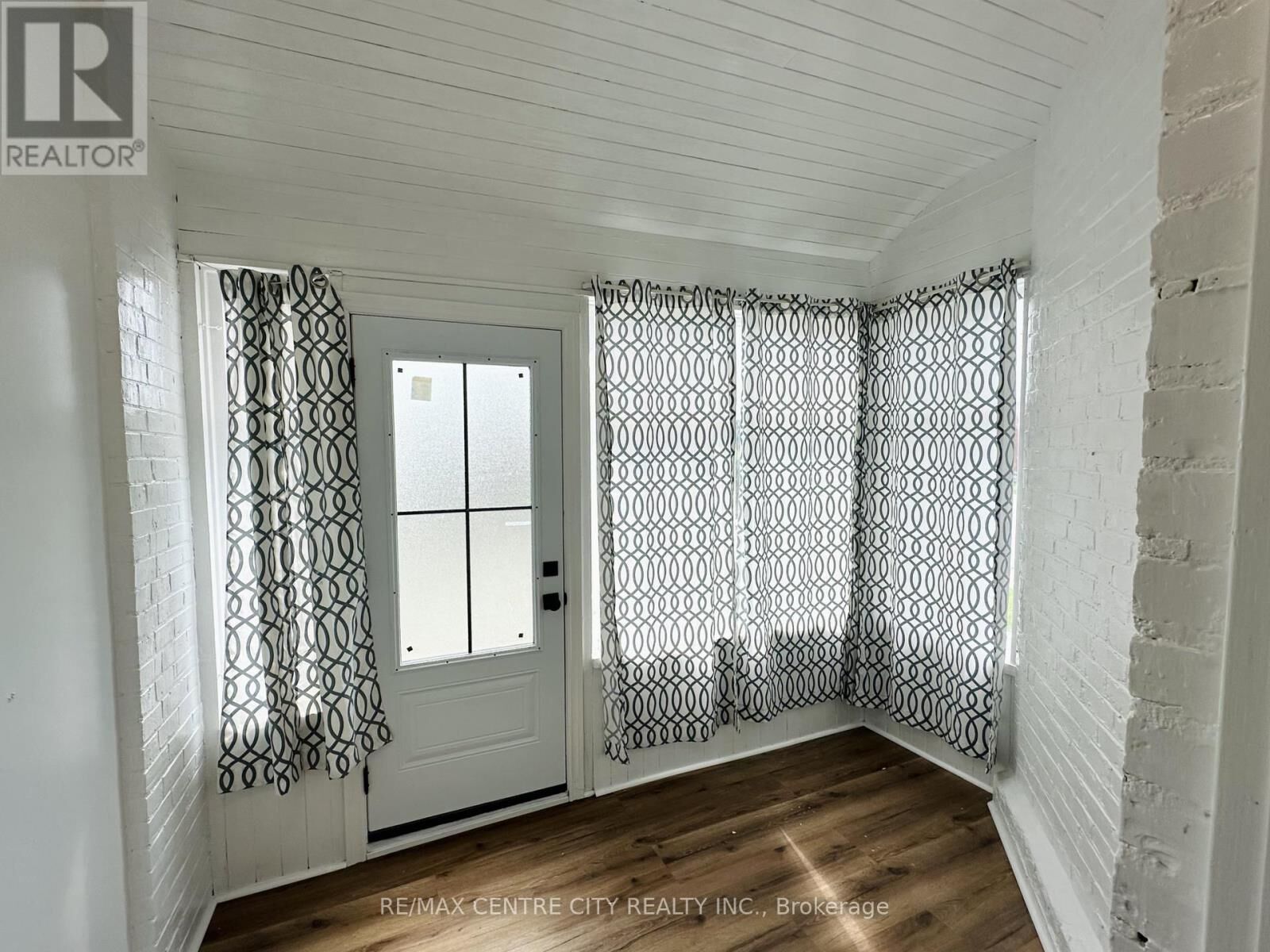 Property Photo: 81 Curtis Street Unit 1 ON N5P 1H9