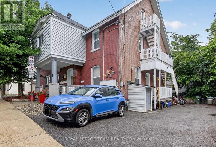 Property Photo: 4 Eccles Street 5 ON K1R 6S2