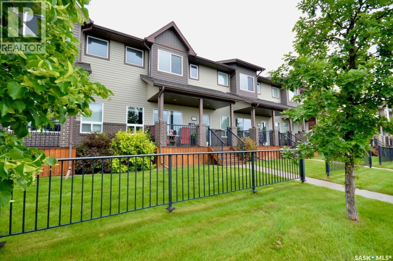 Property Photo: 1018 Willowgrove Crescent SK S7W 0H7