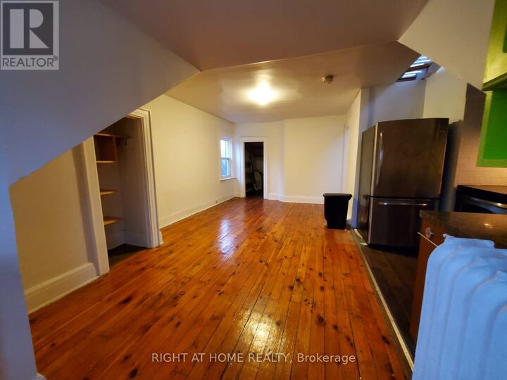 Property Photo: 178 Spadina Road 5 ON M5R 2T8