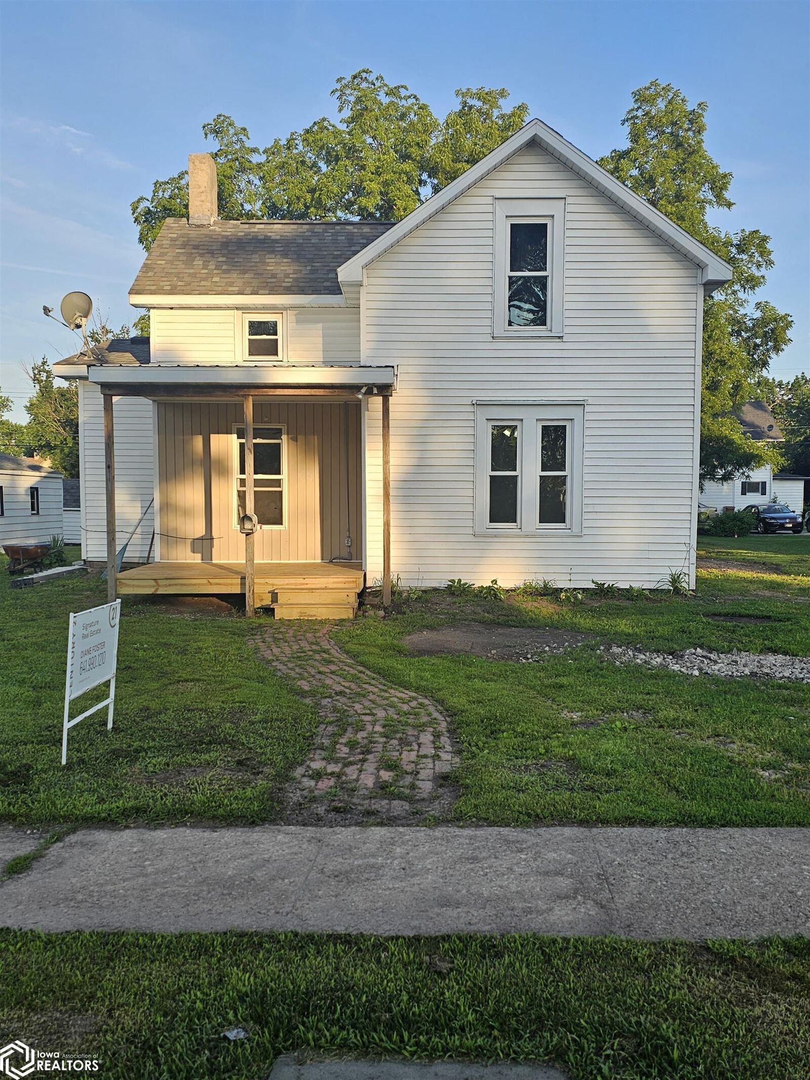 Property Photo:  427 East Street  IA 50112 