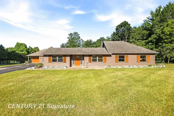 Property Photo: 4065 N River Road MI 48623