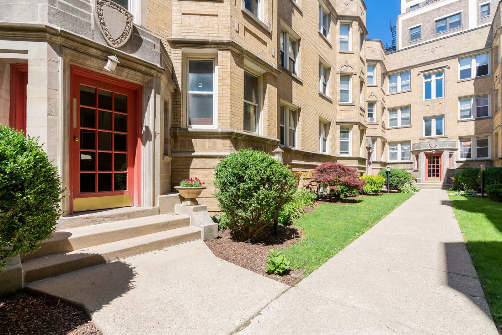 Property Photo: 6819 N Lakewood Avenue 3E IL 60626