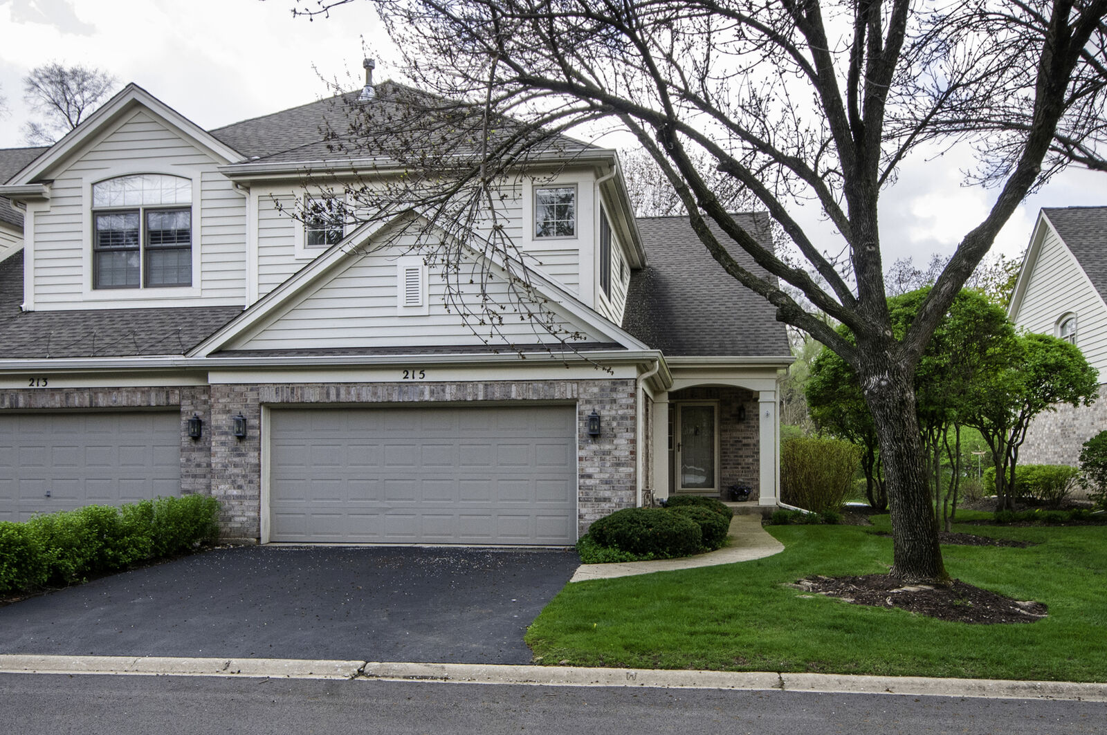 Property Photo: 215 Wildflower Lane IL 60525