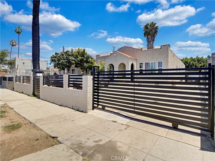 Property Photo:  5420 Manhattan Place  CA 90062 