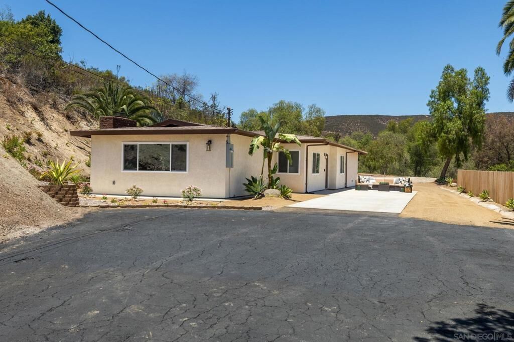 Property Photo:  