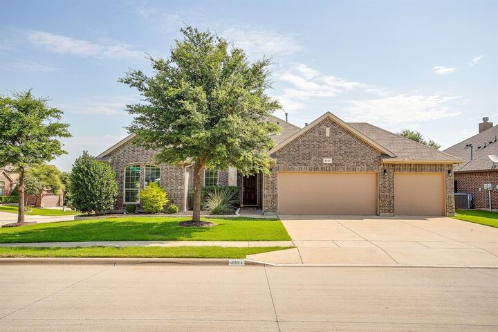 Property Photo: 2101 Rosalinda Pass TX 76131