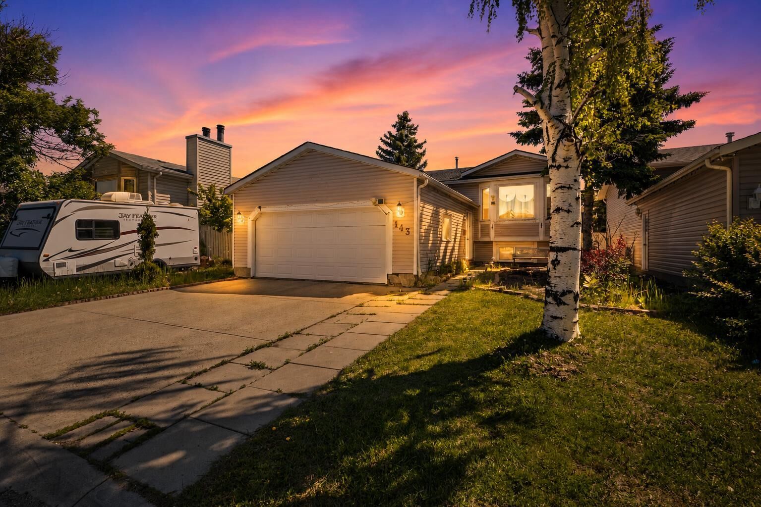 Property Photo:  143 Castlebrook Rise NE  AB T3J 1Y3 
