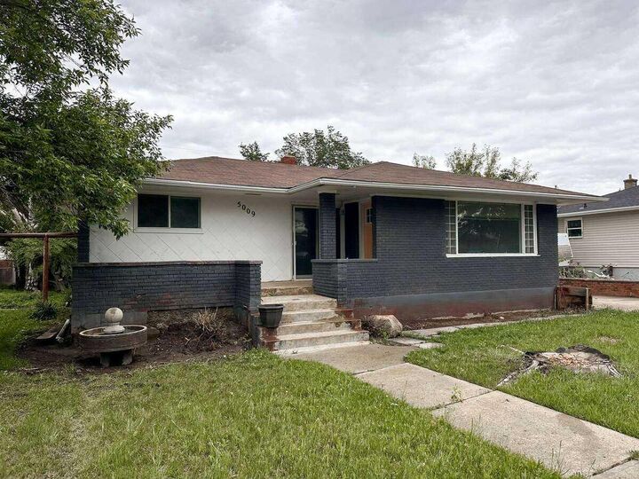 Property Photo:  5009 51 Avenue  AB T1G 1N3 