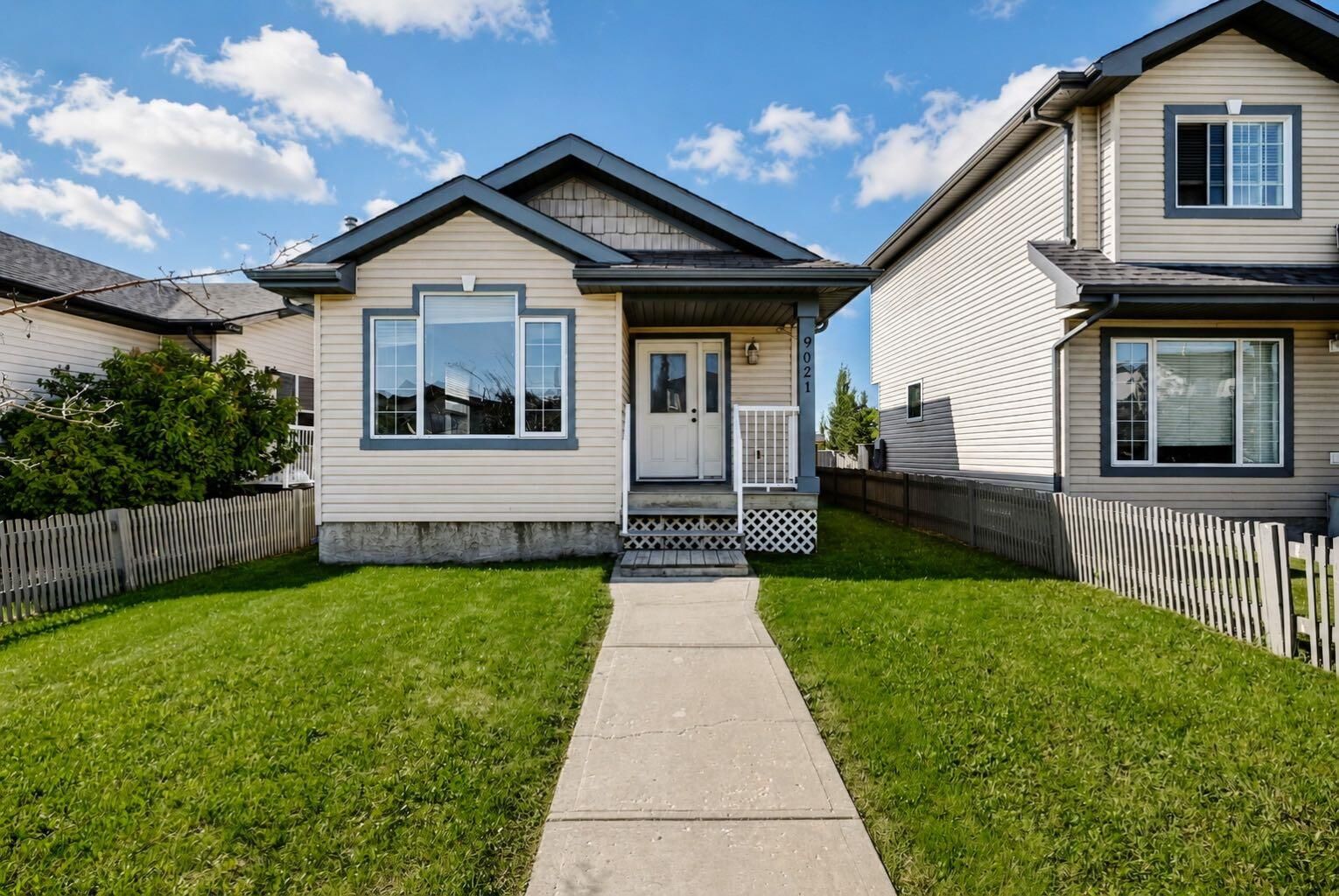 Property Photo:  9021 95 Avenue  AB T8X 1V3 