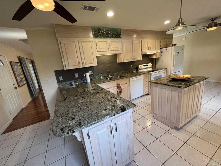Property Photo:  219 Norwich Dr  FL 32561 