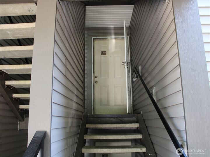 Property Photo: 26339 116th Avenue SE I-203 WA 98030