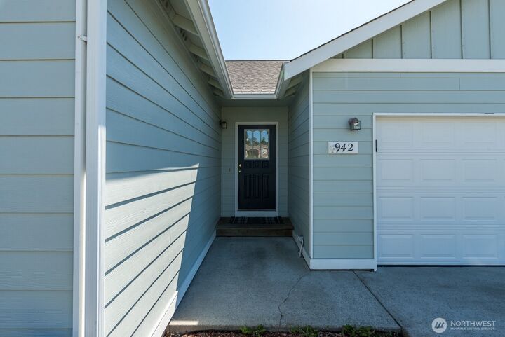 Property Photo: 942 NE Cordero Place WA 98277