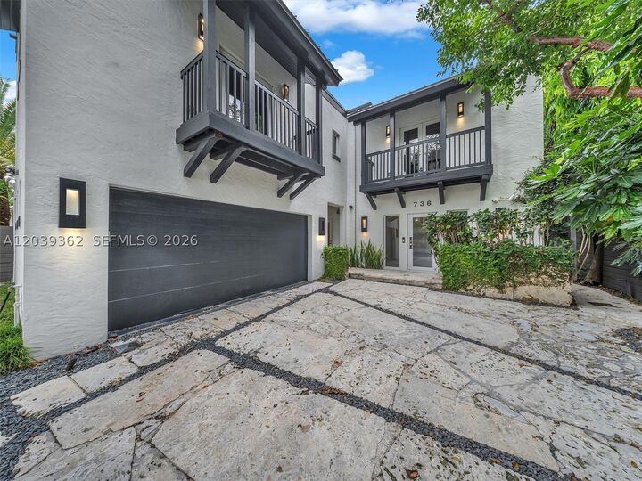 Property Photo: 736 NE 17th Way FL 33304